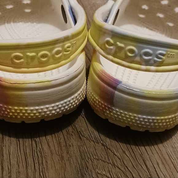 CROCS TYE DYED Sz 7 - Picture 11 of 12